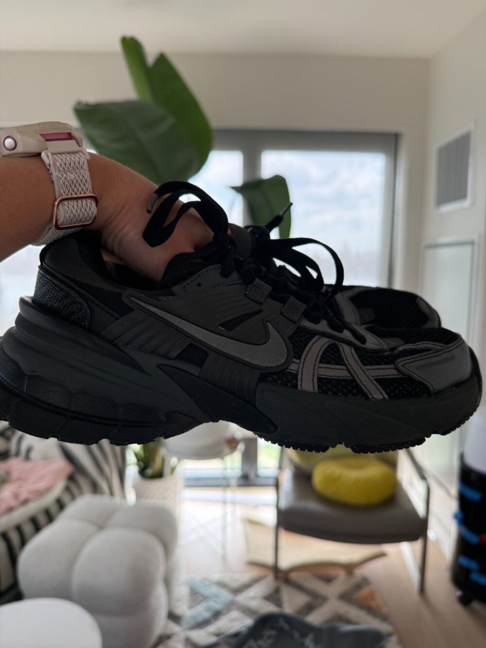 Nike Women's V2K Run - size Women's 7 - black